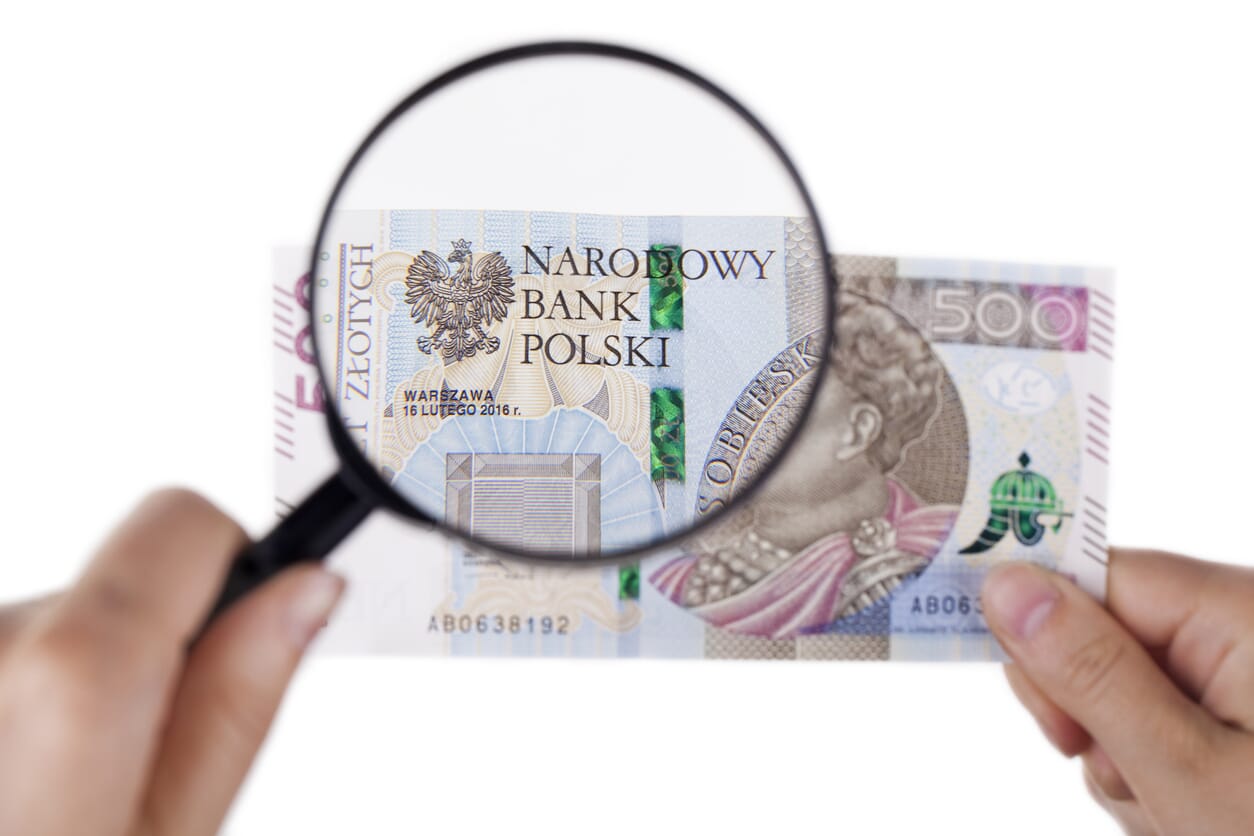 banknot i lupa symbolizują składki ZUS przedsiębiorców
